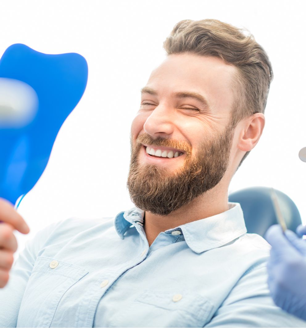 Lächelnder Mann beim Zahnarzt